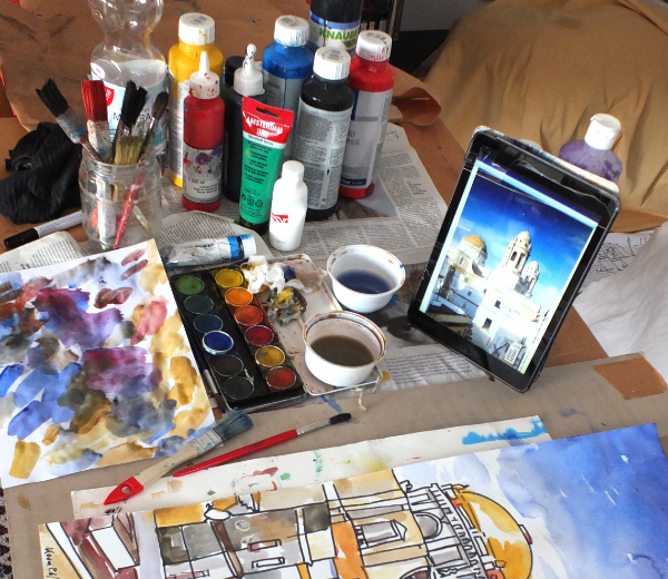 Blick im Atelier auf Maltisch mit Farbflaschen iPad und einem Bildausschnitt