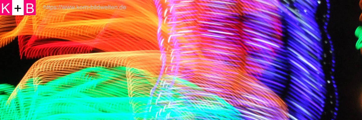 Bunte Fotografie mit Starker Abstraktion von Neonlicht bei Nacht